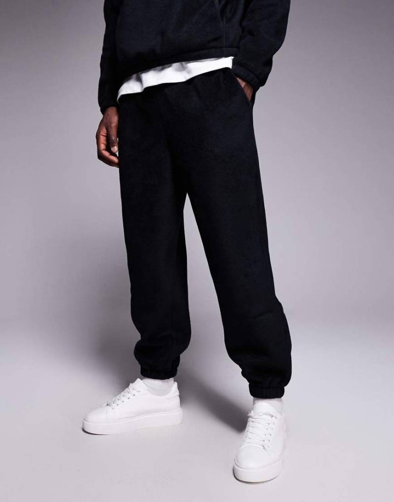 ASOS DESIGN - Schmal zulaufende Fleece-Jogginghose in Schwarz, Kombiteil von ASOS DESIGN