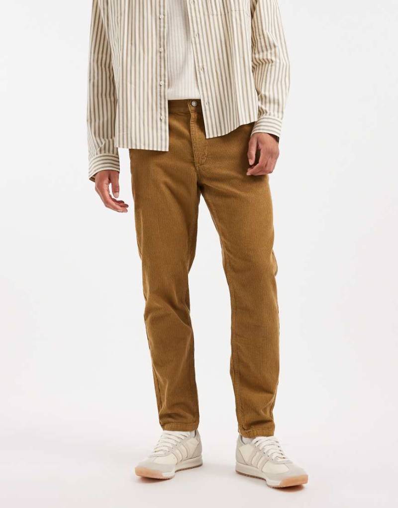 ASOS DESIGN - Schmal zulaufende Hose aus Cord in Braun-Brown von ASOS DESIGN