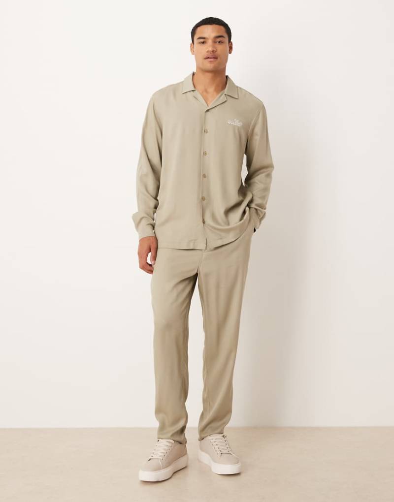 ASOS DESIGN - Schmal zulaufende Hose in Braun, Kombiteil-Brown von ASOS DESIGN