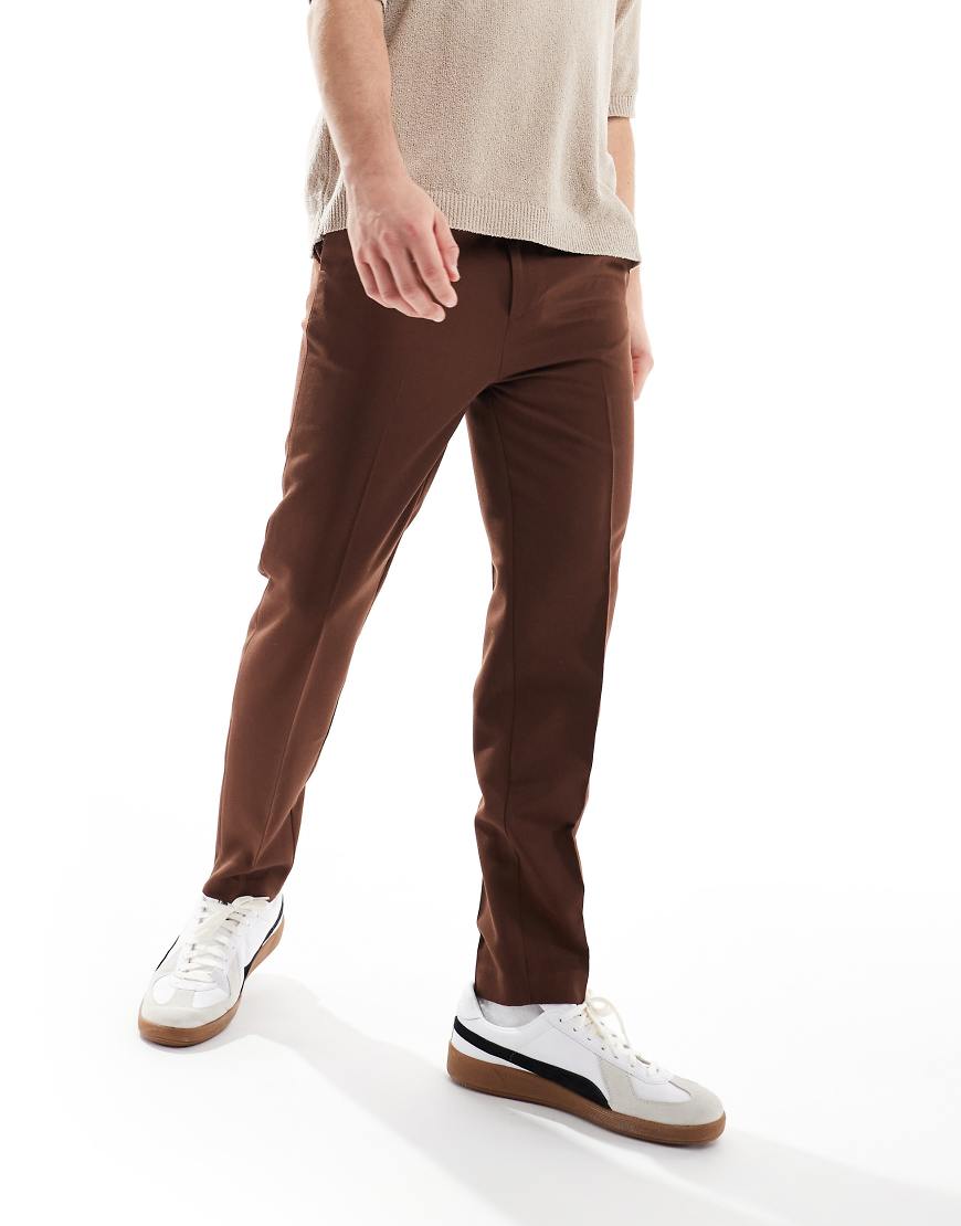 ASOS DESIGN - Schmal zulaufende Hose in Braun ASOS DESIGN - Schmal zulaufende Hose in Braun von ASOS DESIGN