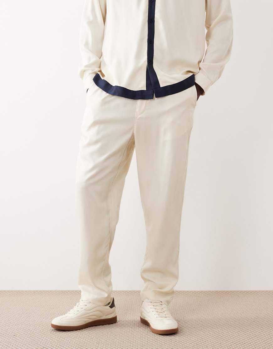 ASOS DESIGN - Schmal zulaufende Hose in Creme, Kombiteil-Weiß von ASOS DESIGN