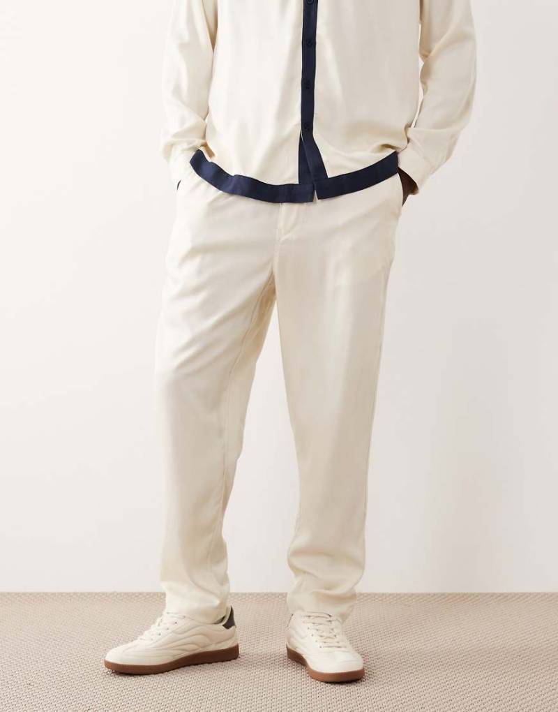 ASOS DESIGN - Schmal zulaufende Hose in Creme, Kombiteil-Weiß ASOS DESIGN - Schmal zulaufende Hose in Creme, Kombiteil-Weiß von ASOS DESIGN