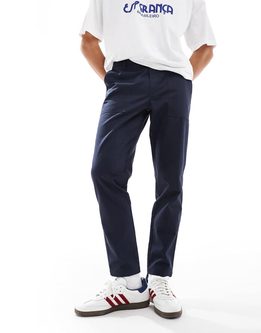 ASOS DESIGN - Schmal zulaufende Hose in Marineblau von ASOS DESIGN