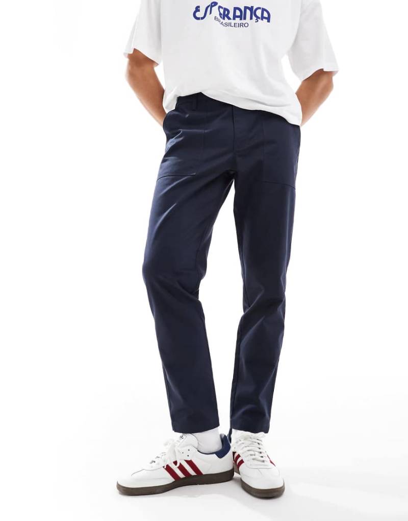 ASOS DESIGN - Schmal zulaufende Hose in Marineblau von ASOS DESIGN