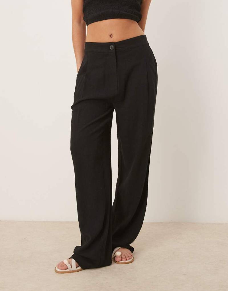 ASOS DESIGN - Schmal zulaufende Hose in Schwarz mit Leinenanteil und Bundfalten-Bunt von ASOS DESIGN