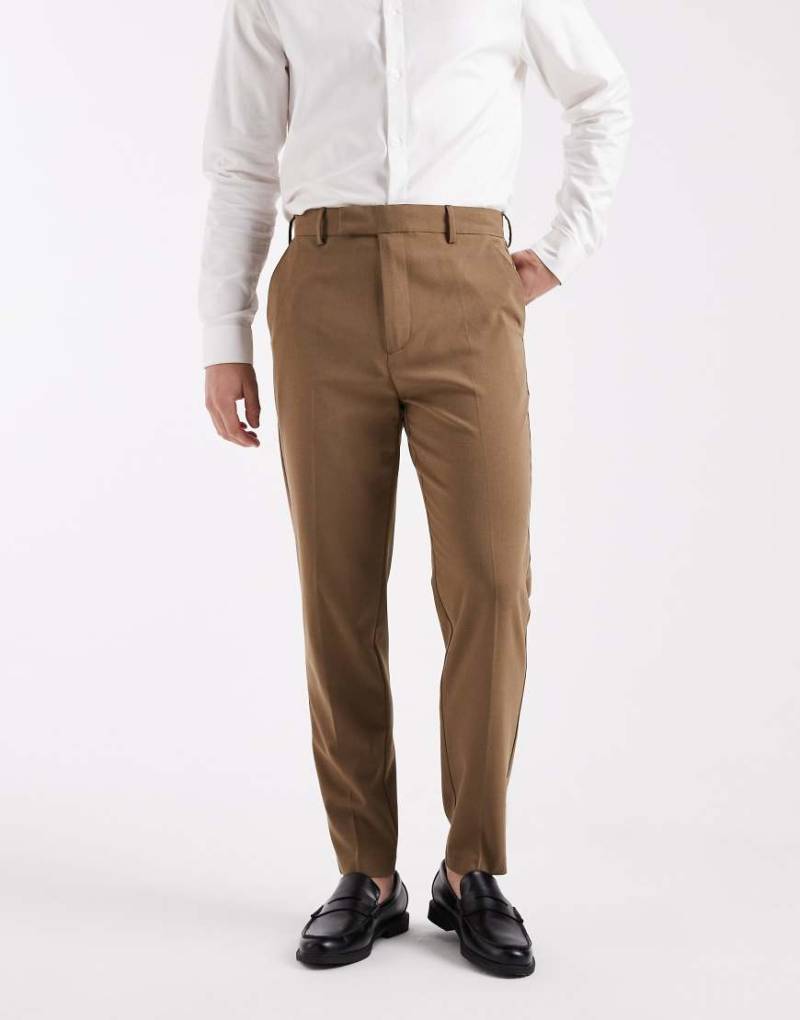 ASOS DESIGN - Schmal zulaufende Hose in warmem Braun-Brown von ASOS DESIGN