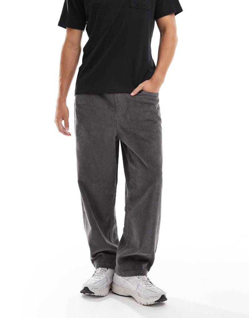 ASOS DESIGN - Schmal zulaufende Hose zum Überziehen aus Cord in Anthrazit mit Oversize-Passform-Grau von ASOS DESIGN