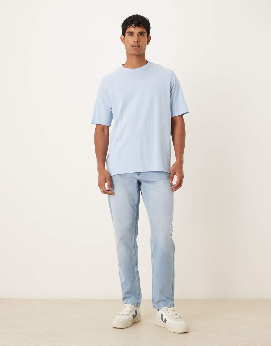 ASOS DESIGN - Schmal zulaufende Jeans aus Comfort-Stretch-Denim in heller Waschung-Blau von ASOS DESIGN
