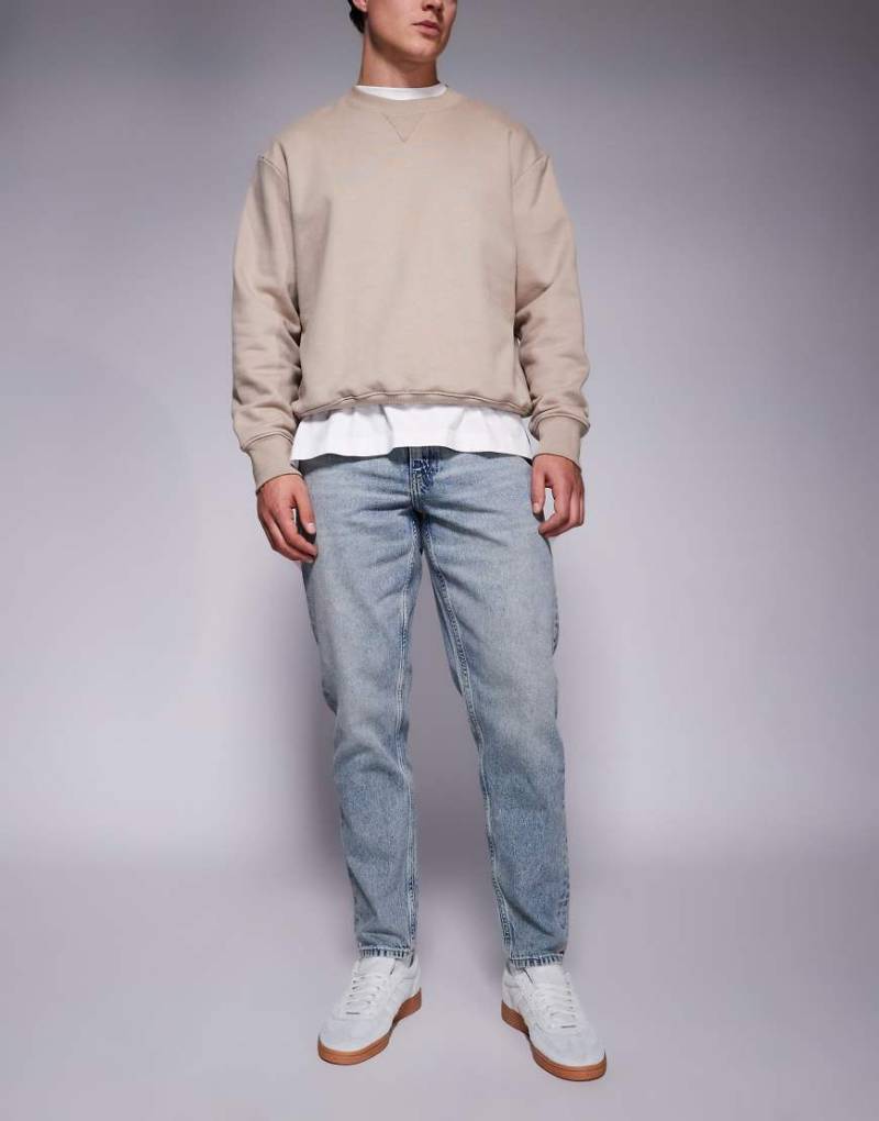 ASOS DESIGN - Schmal zulaufende Jeans in Bleach-Waschung-Blau von ASOS DESIGN