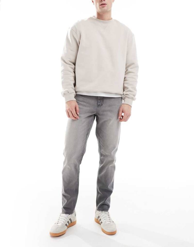 ASOS DESIGN - Schmal zulaufende Jeans in Grau von ASOS DESIGN