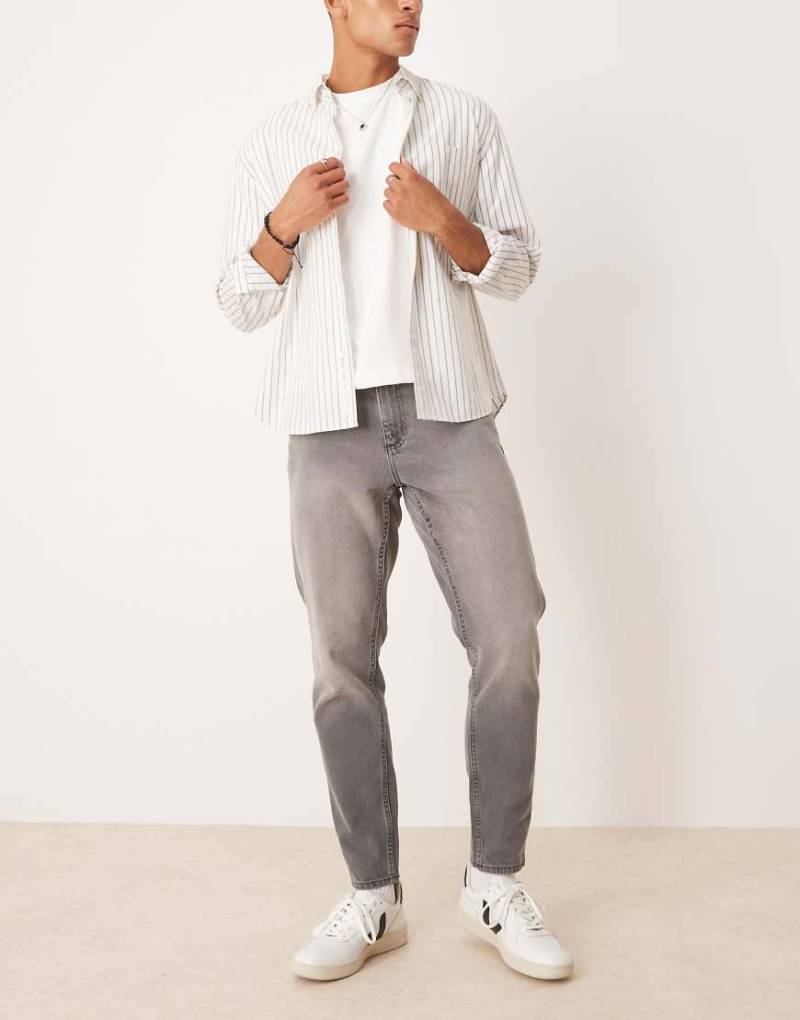 ASOS DESIGN - Schmal zulaufende Jeans in Grau von ASOS DESIGN