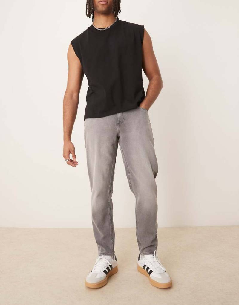 ASOS DESIGN - Schmal zulaufende Jeans in Grau von ASOS DESIGN