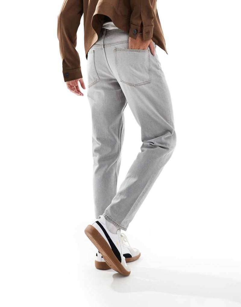 ASOS DESIGN - Schmal zulaufende Jeans in Hellgrau von ASOS DESIGN
