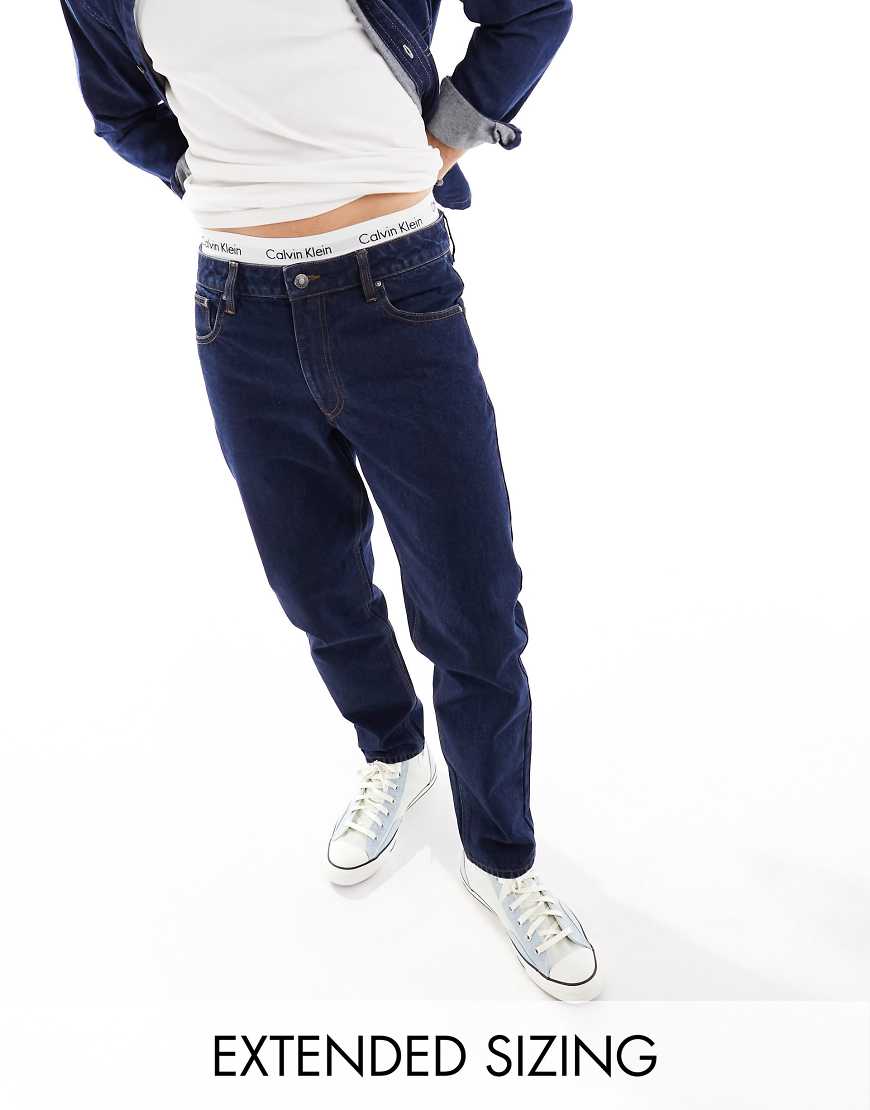 ASOS DESIGN - Schmal zulaufende Jeans in Indigoblau von ASOS DESIGN