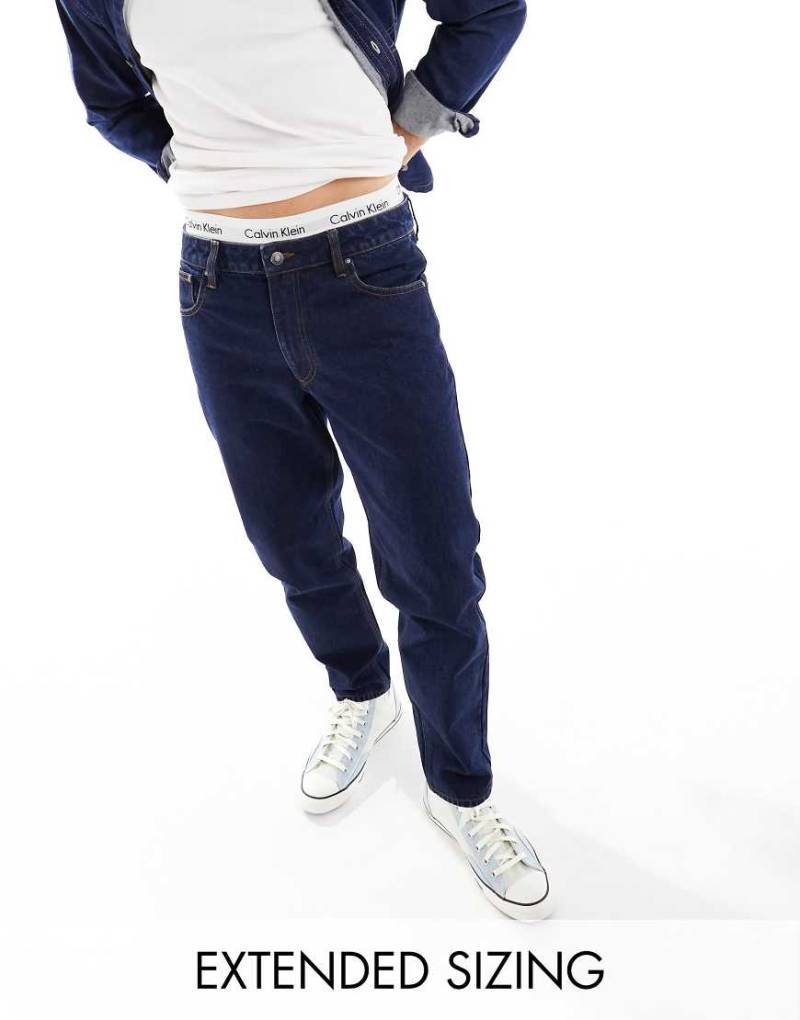 ASOS DESIGN - Schmal zulaufende Jeans in Indigoblau von ASOS DESIGN