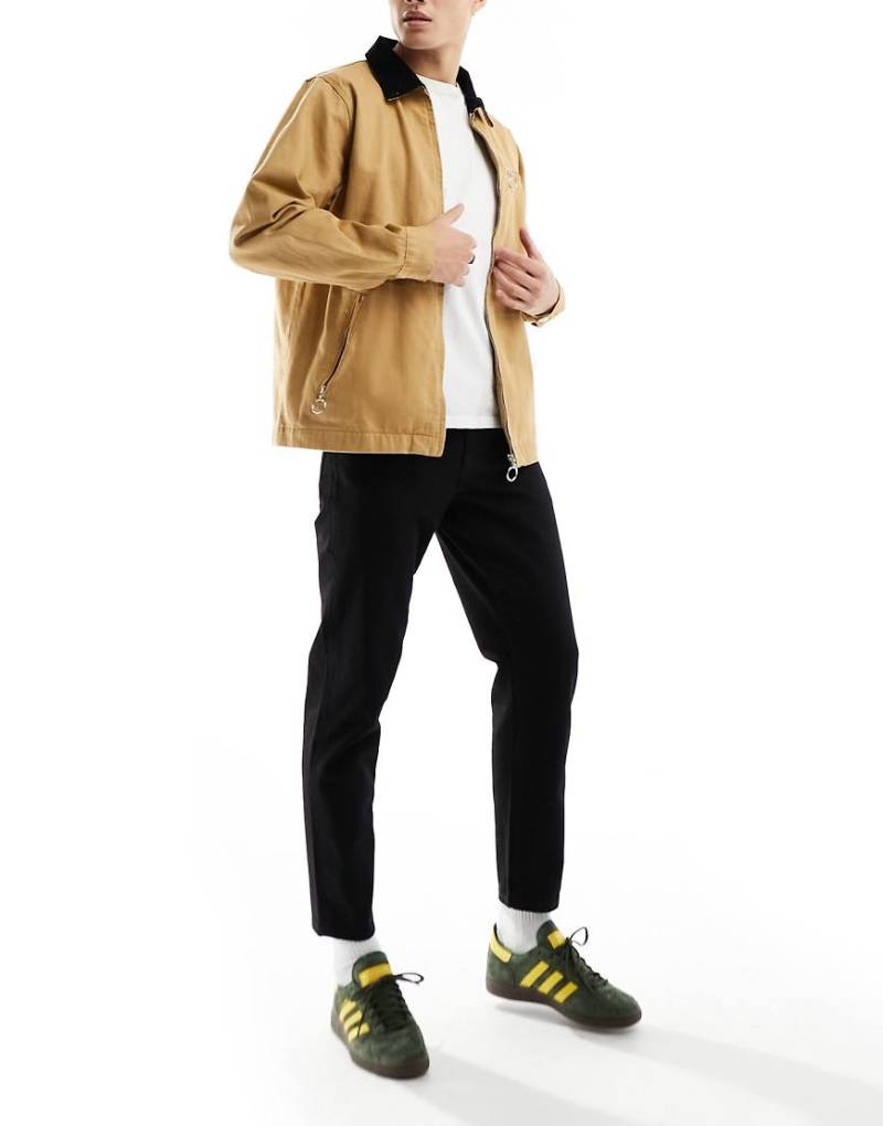 ASOS DESIGN - Schmal zulaufende Jeans in No-Fade-Schwarz von ASOS DESIGN