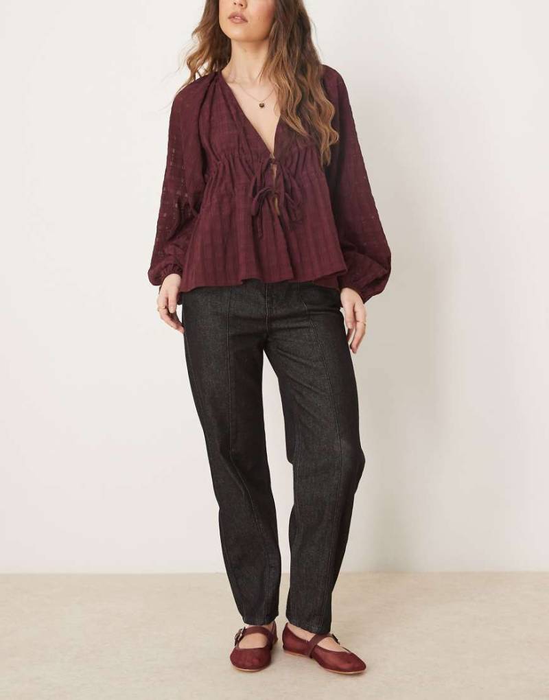 ASOS DESIGN - Schmal zulaufende Jeans in Schwarz mit hohem Bund und schmalem Schnitt von ASOS DESIGN