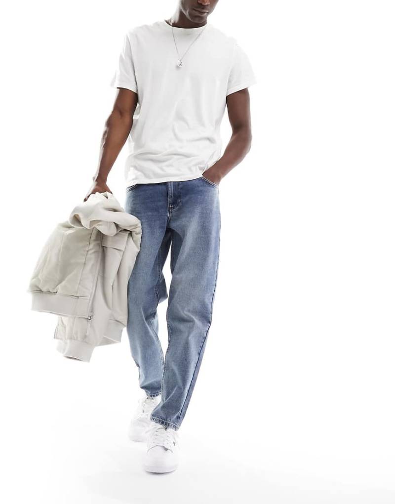 ASOS DESIGN - Schmal zulaufende Jeans in blauer 2000er-Waschung von ASOS DESIGN