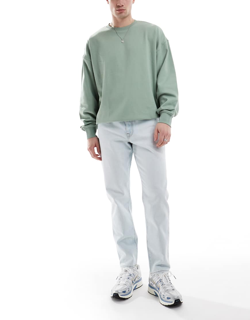 ASOS DESIGN - Schmal zulaufende Jeans in blauer Bleach-Waschung von ASOS DESIGN