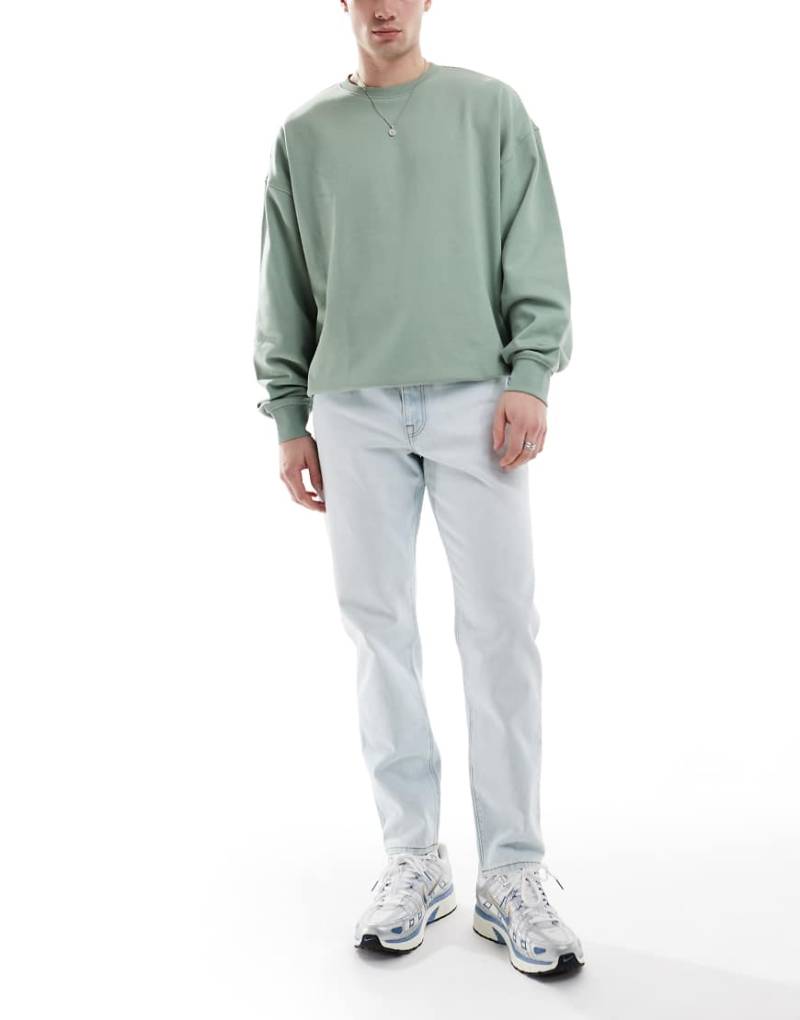 ASOS DESIGN - Schmal zulaufende Jeans in blauer Bleach-Waschung von ASOS DESIGN