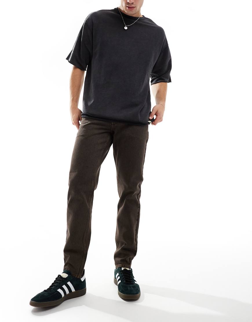 ASOS DESIGN - Schmal zulaufende Jeans in brauner Waschung von ASOS DESIGN