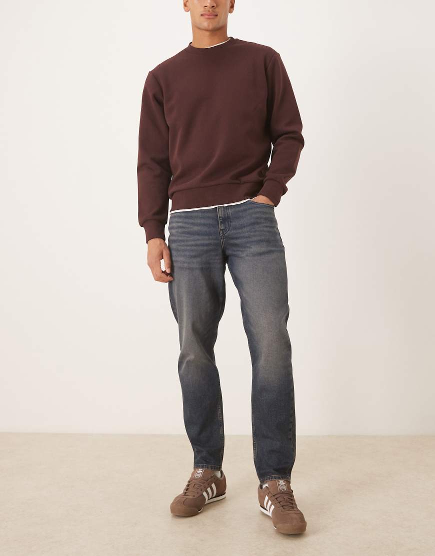 ASOS DESIGN - Schmal zulaufende Jeans in dunkelblauer Waschung mit Farbstich von ASOS DESIGN