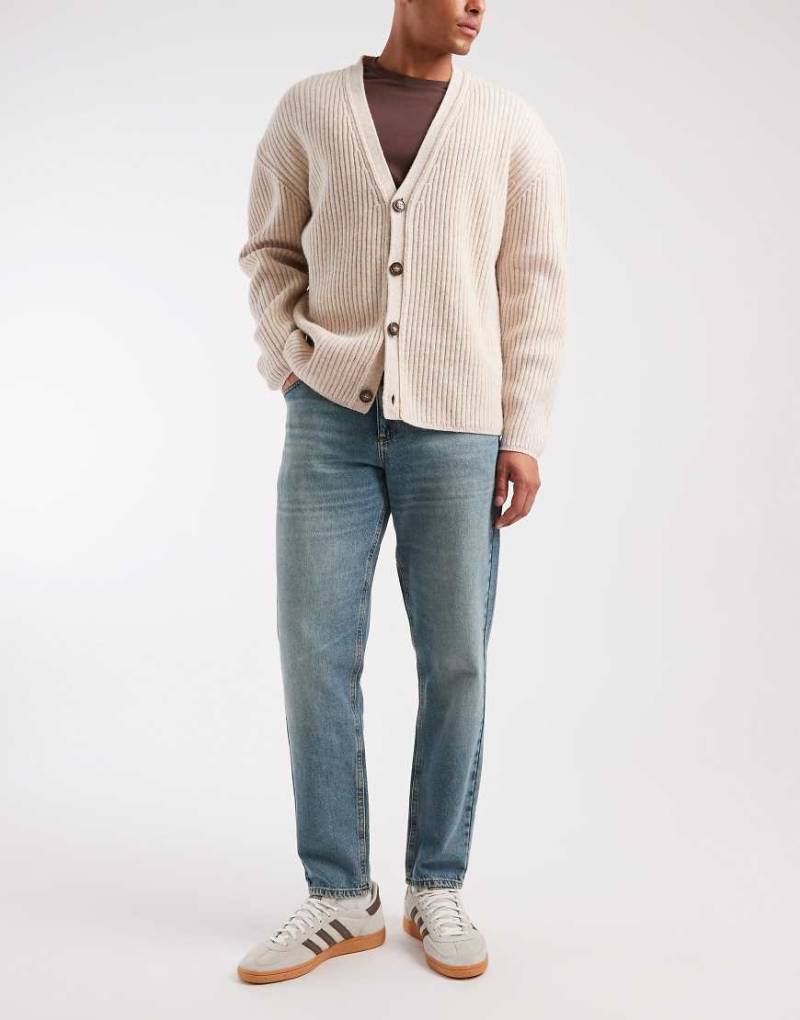 ASOS DESIGN - Schmal zulaufende Jeans in dunkelblauer Waschung mit Farbstich von ASOS DESIGN