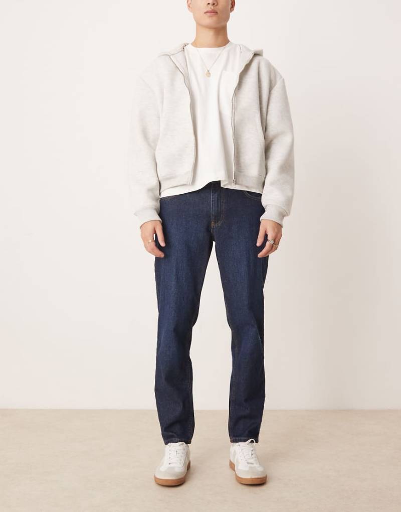 ASOS DESIGN - Klassische, feste Jeans in dunkelblauer Waschung von ASOS DESIGN
