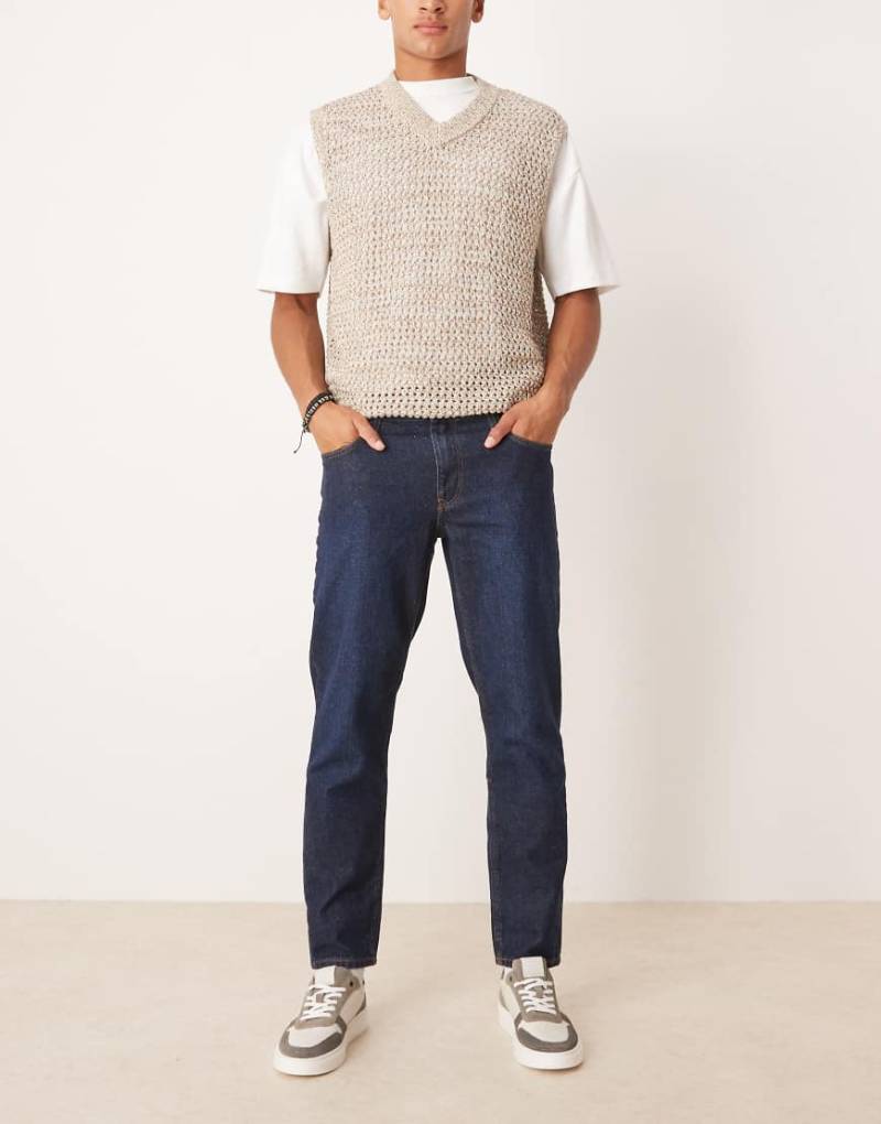 ASOS DESIGN - Klassische, feste Jeans in dunkelblauer Waschung von ASOS DESIGN