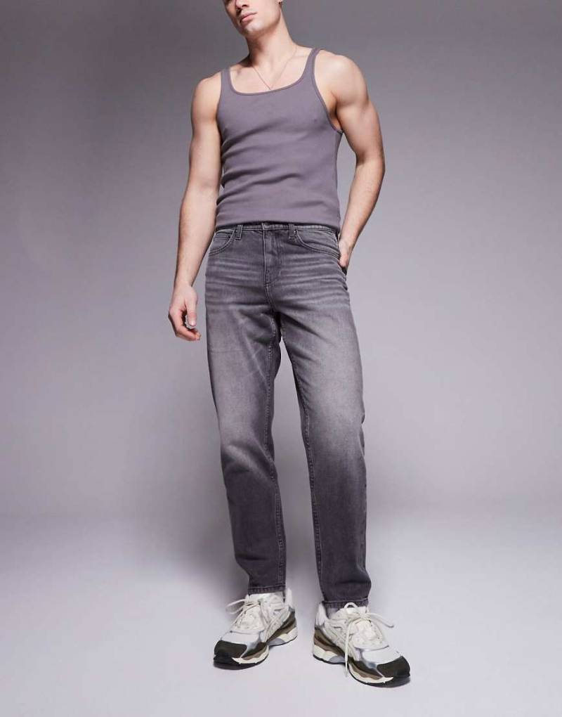 ASOS DESIGN - Schmal zulaufende Jeans in grauer Waschung von ASOS DESIGN