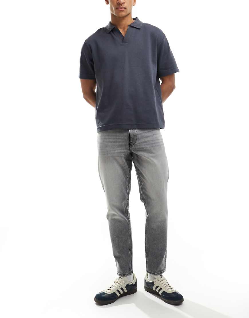 ASOS DESIGN - Schmal zulaufende Jeans in grauer Waschung ASOS DESIGN - Schmal zulaufende Jeans in grauer Waschung von ASOS DESIGN