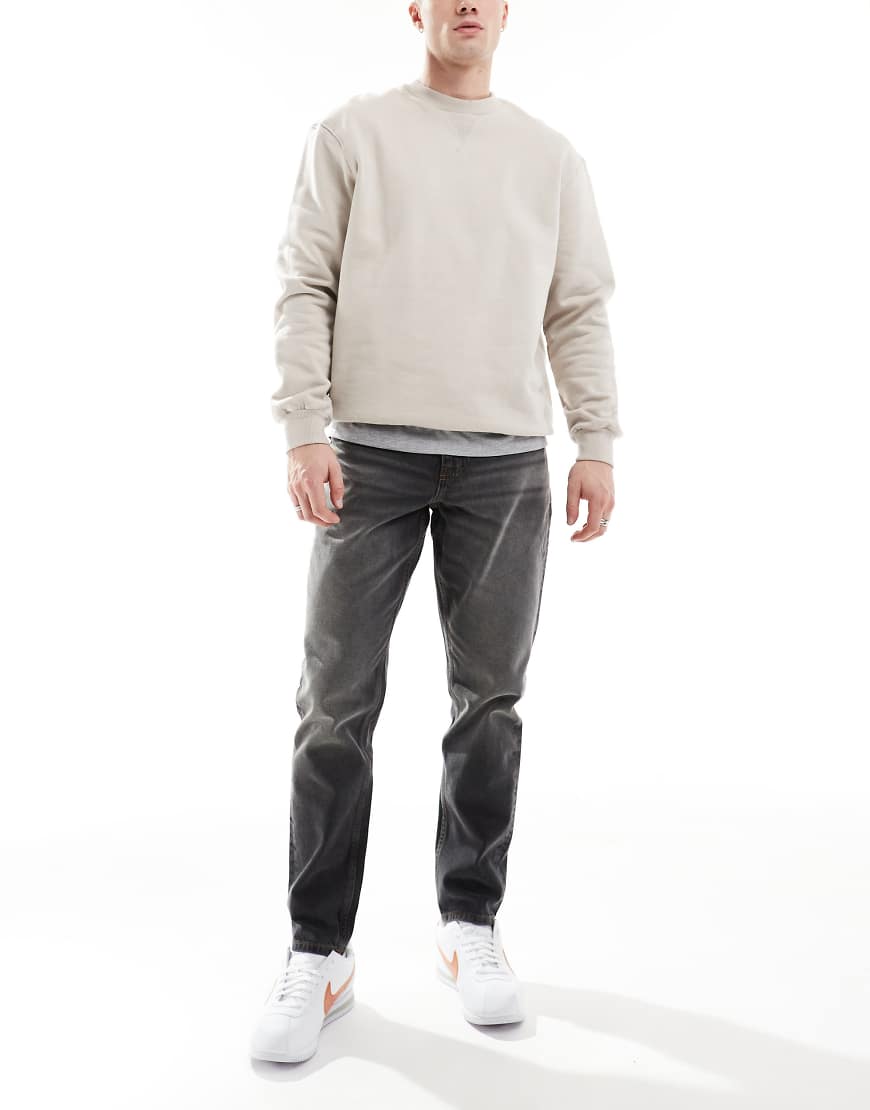 ASOS DESIGN - Schmal zulaufende Jeans in grauer Waschung ASOS DESIGN - Schmal zulaufende Jeans in grauer Waschung von ASOS DESIGN