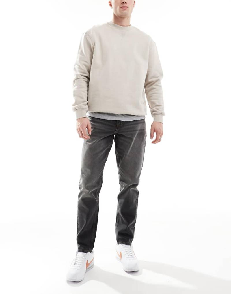 ASOS DESIGN - Schmal zulaufende Jeans in grauer Waschung von ASOS DESIGN