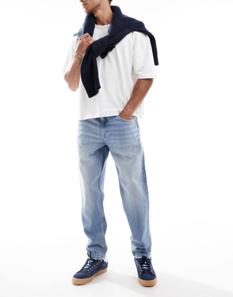 ASOS DESIGN - Schmal zulaufende Jeans in hellblauer Waschung von ASOS DESIGN