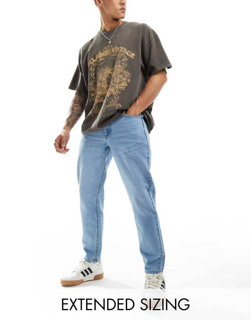 ASOS DESIGN - Schmal zulaufende Jeans in hellblauer Waschung von ASOS DESIGN