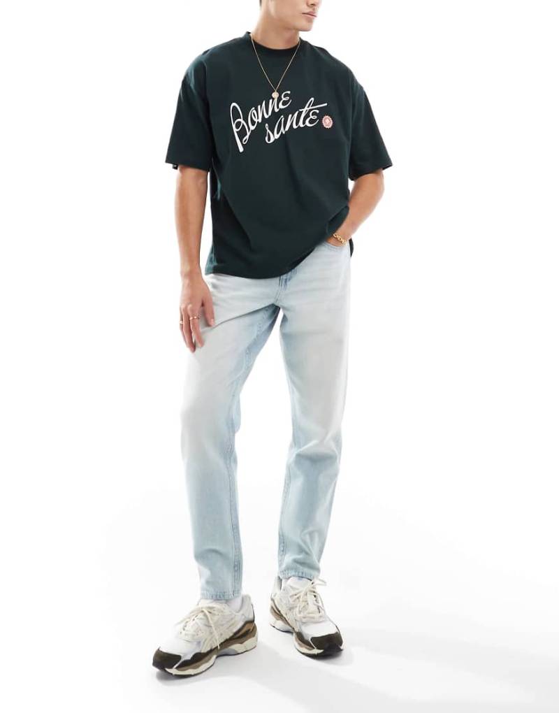 ASOS DESIGN - Schmal zulaufende Jeans in hellblauer Waschung von ASOS DESIGN