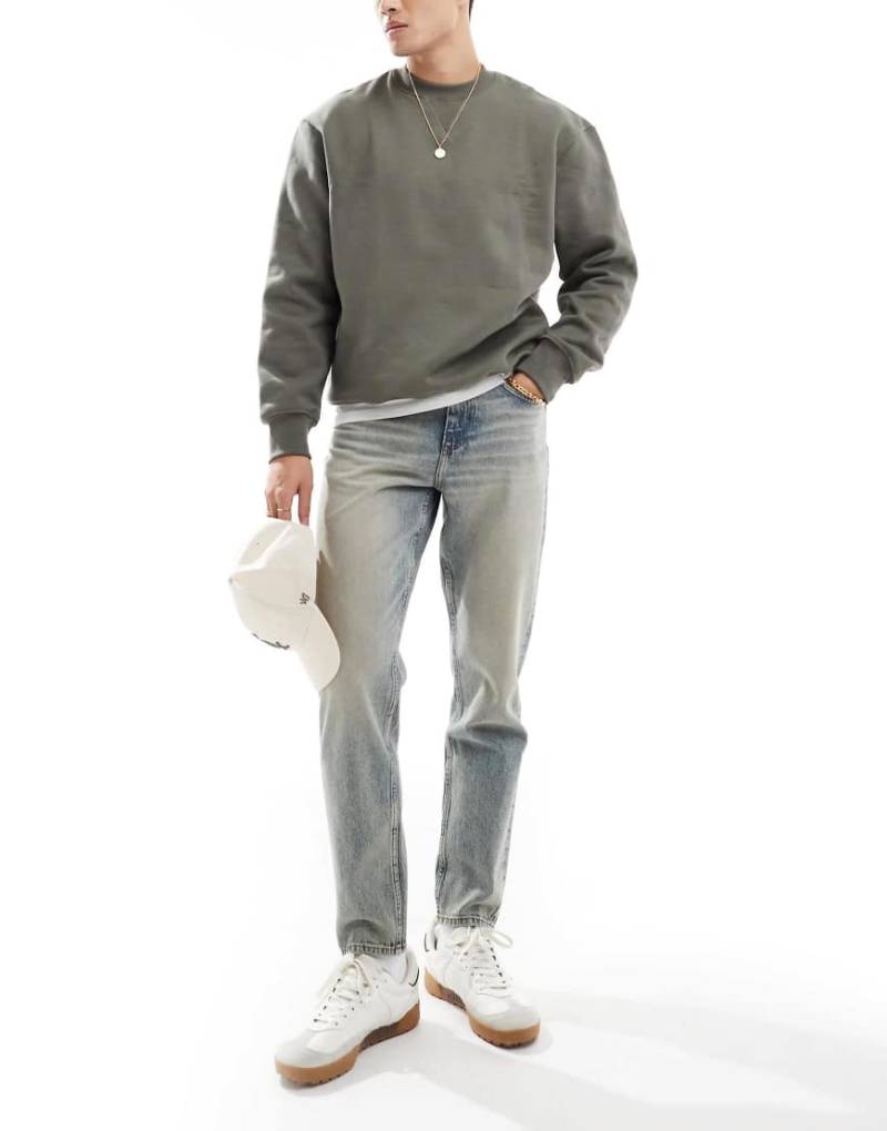 ASOS DESIGN - Schmal zulaufende Jeans in hellblauer Waschung von ASOS DESIGN