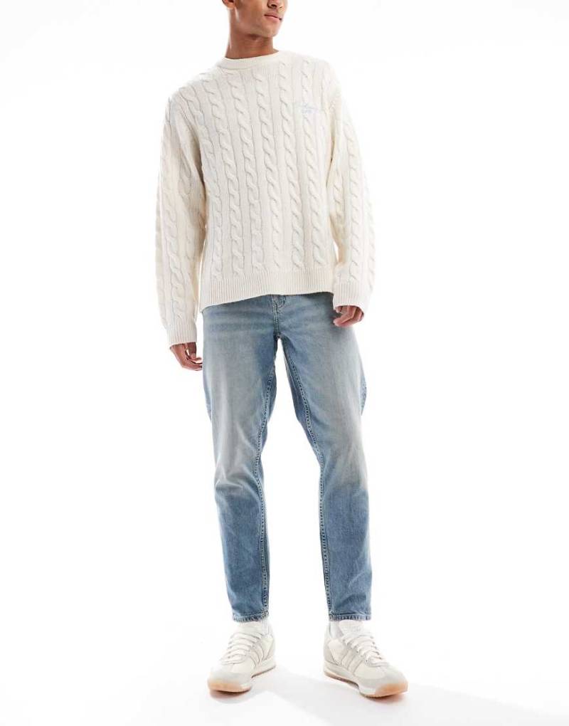 ASOS DESIGN - Schmal zulaufende Jeans in hellblauer Waschung von ASOS DESIGN