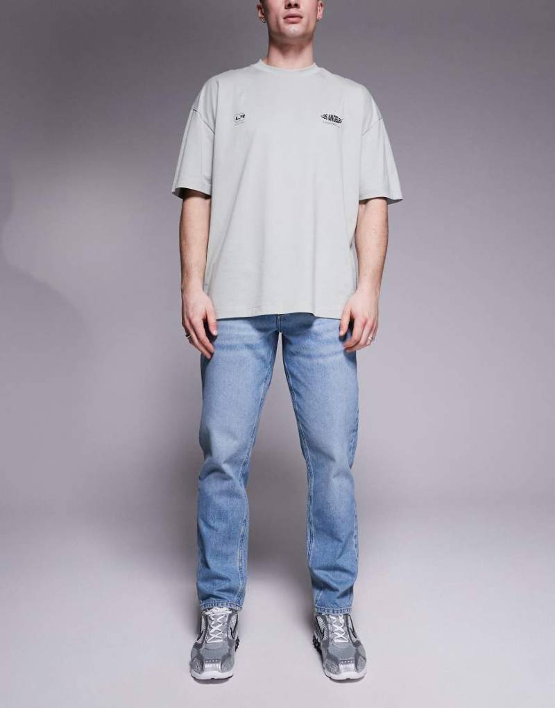 ASOS DESIGN - Schmal zulaufende Jeans in hellblauer Waschung von ASOS DESIGN