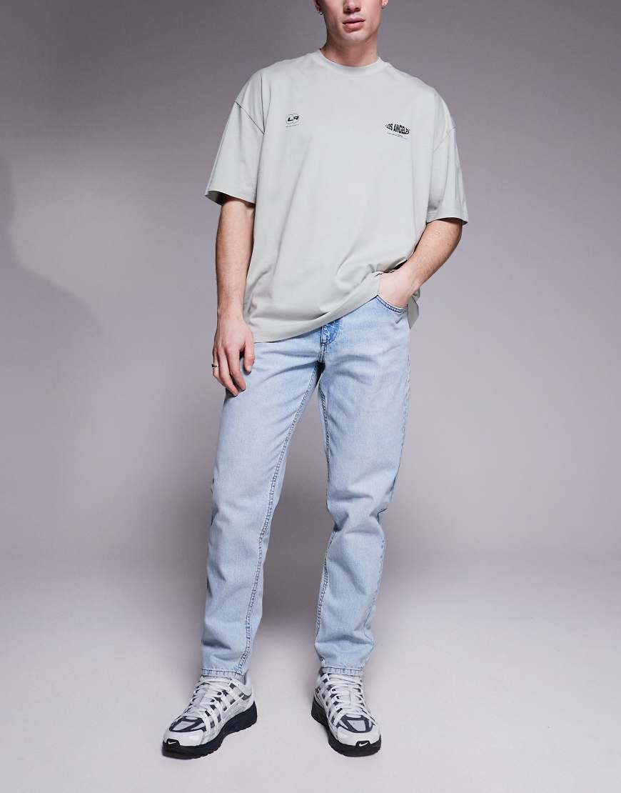 ASOS DESIGN - Schmal zulaufende Jeans in hellblauer Waschung ASOS DESIGN - Schmal zulaufende Jeans in hellblauer Waschung von ASOS DESIGN