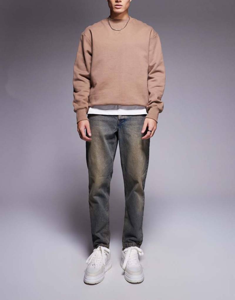 ASOS DESIGN - Schmal zulaufende Jeans in heller, getönter Waschung-Blau von ASOS DESIGN