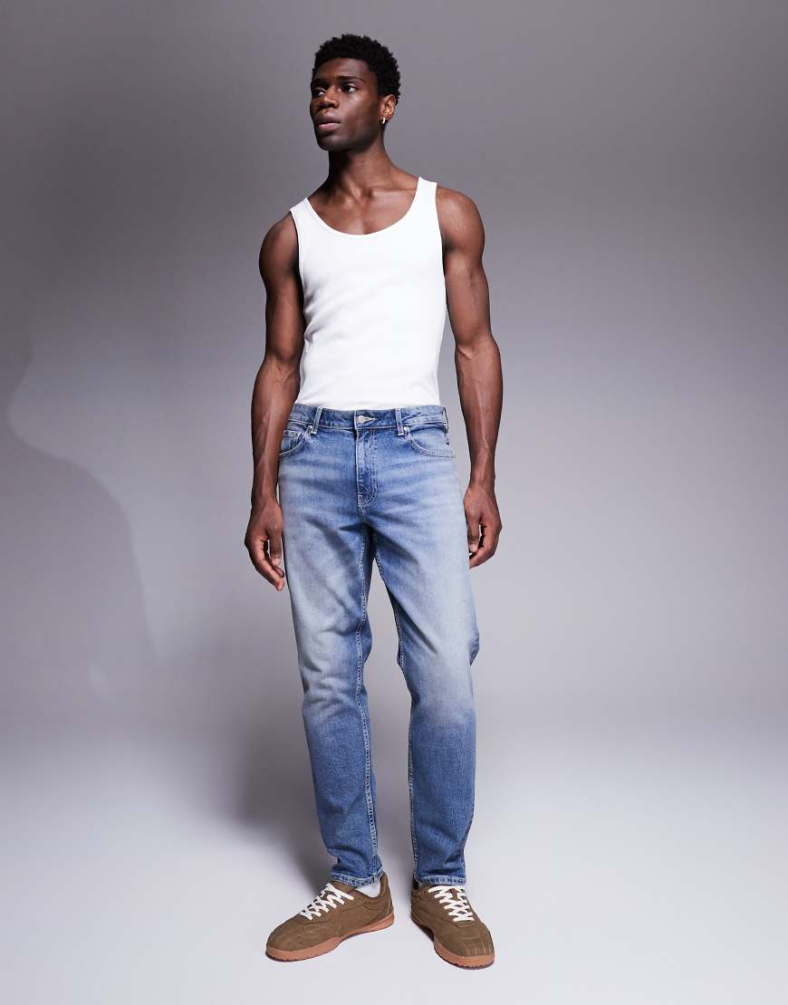 ASOS DESIGN - Schmal zulaufende Jeans in hellblauer Vintage-Waschung von ASOS DESIGN