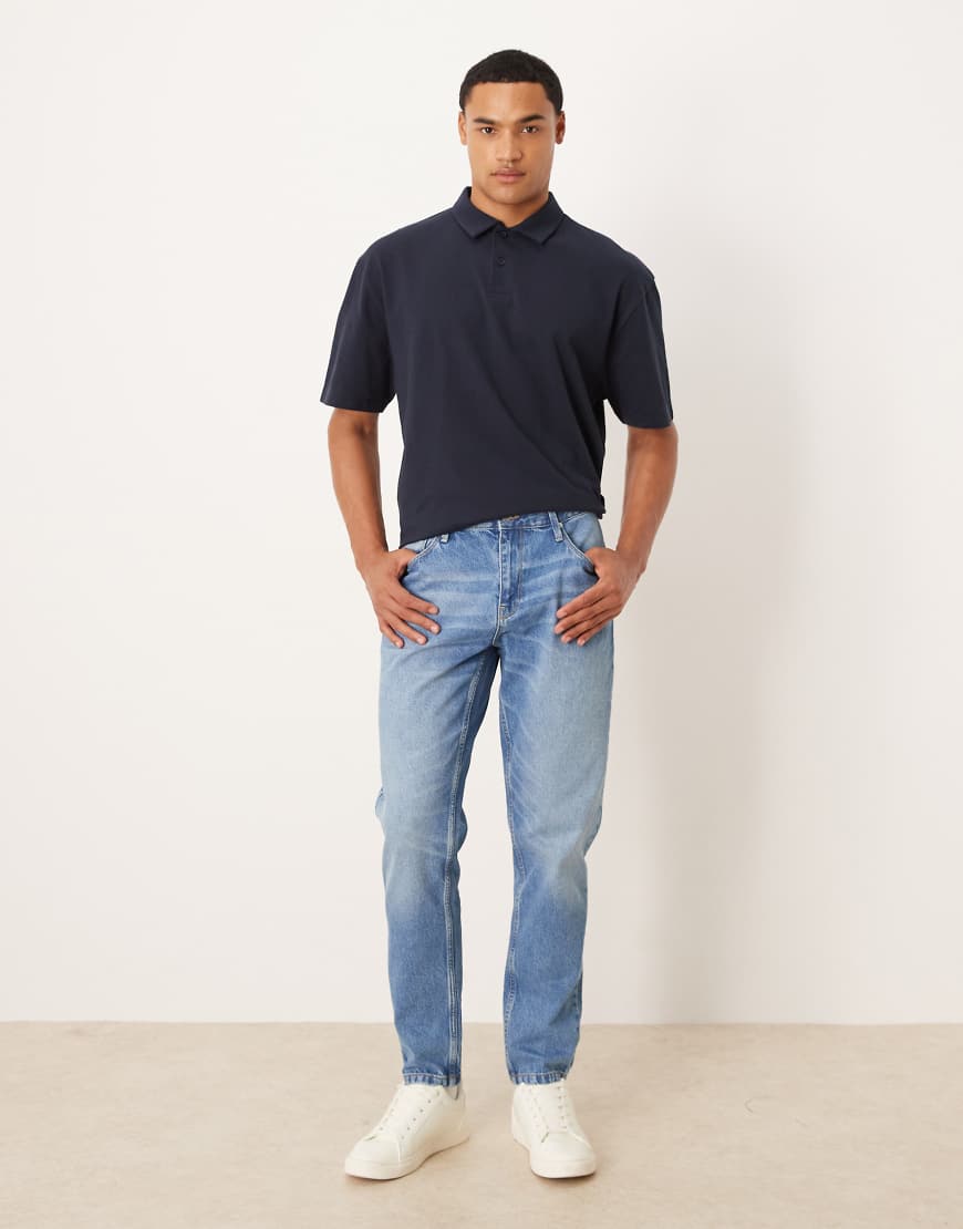 ASOS DESIGN - Schmal zulaufende Jeans in heller Waschung-Blau von ASOS DESIGN