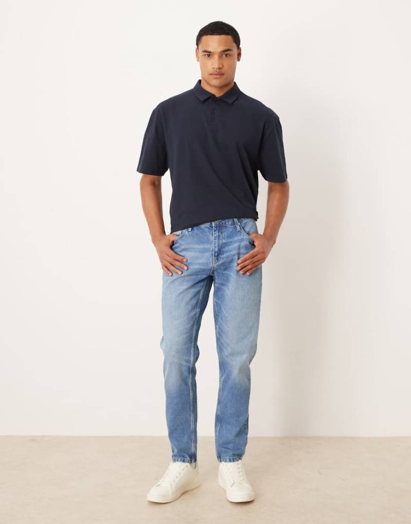 ASOS DESIGN - Schmal zulaufende Jeans in heller Waschung-Blau von ASOS DESIGN