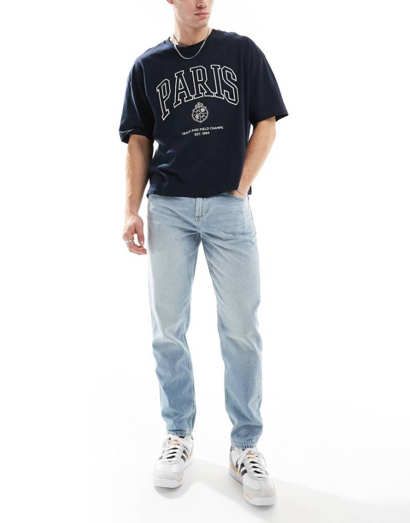 ASOS DESIGN - Schmal zulaufende Jeans in heller Waschung-Blau von ASOS DESIGN