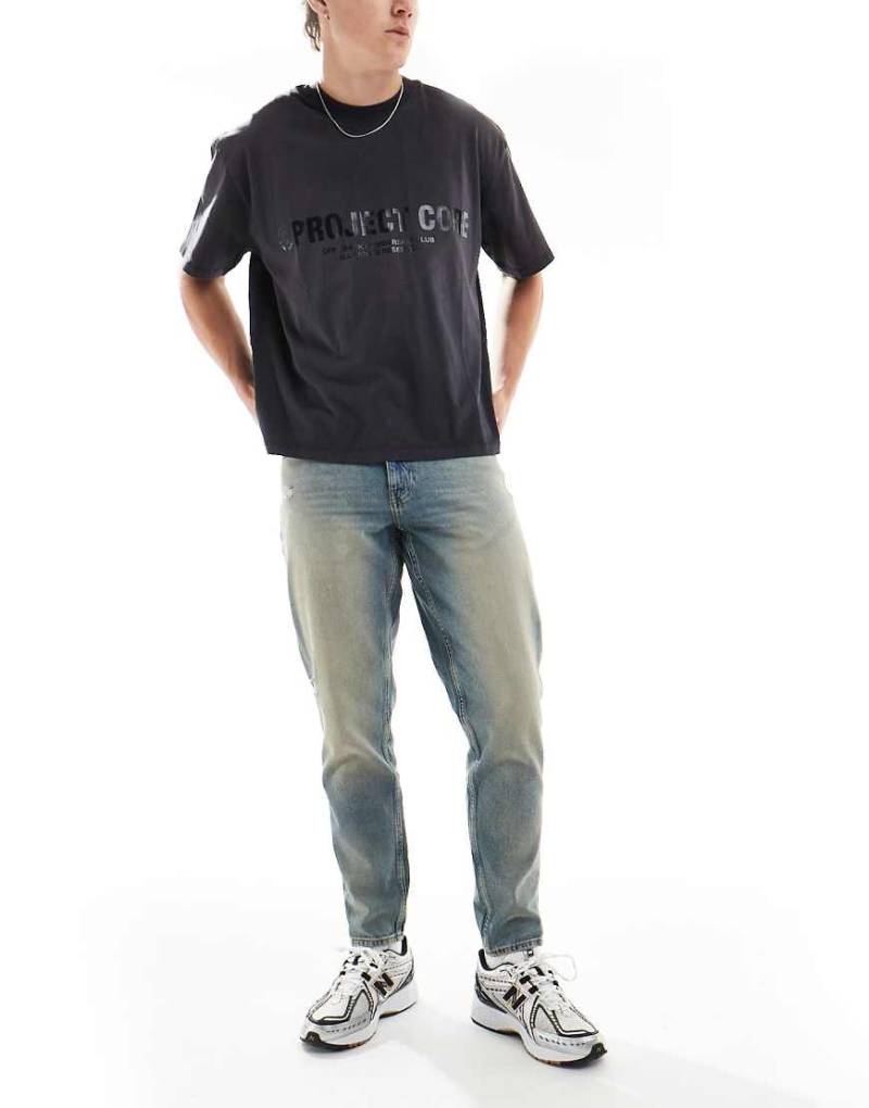 ASOS DESIGN - Schmal zulaufende Jeans in verwaschenem Hellblau mit Farbstich von ASOS DESIGN