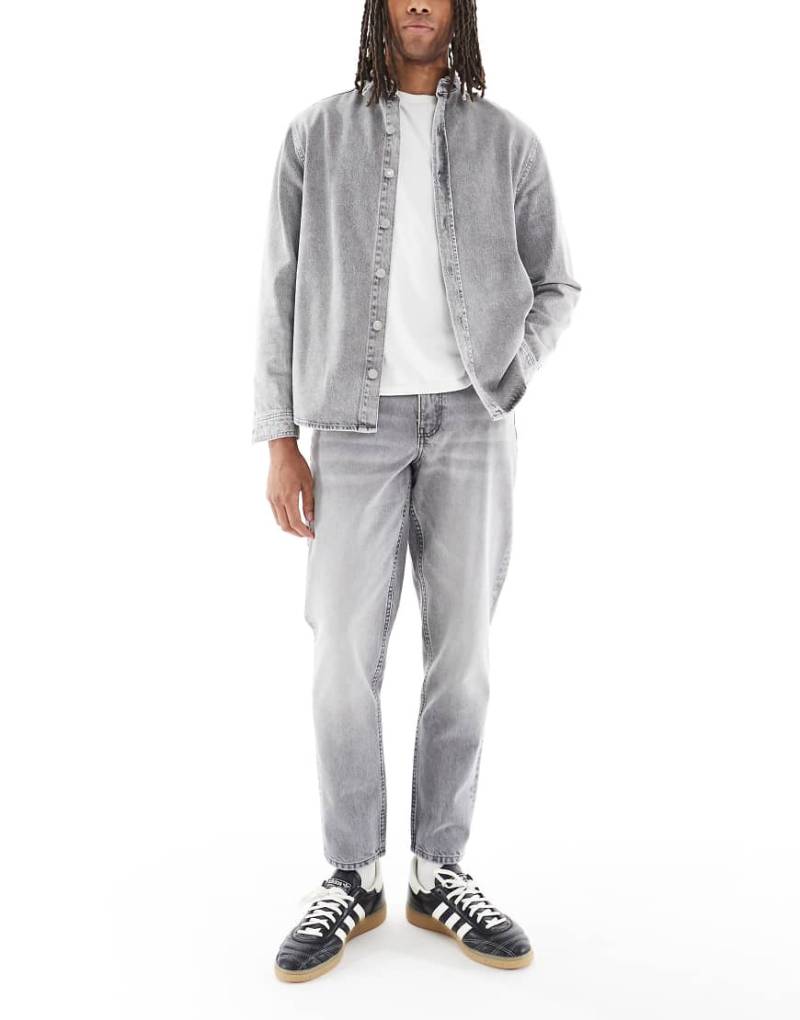 ASOS DESIGN - Schmal zulaufende Jeans in hellgrauer Waschung von ASOS DESIGN