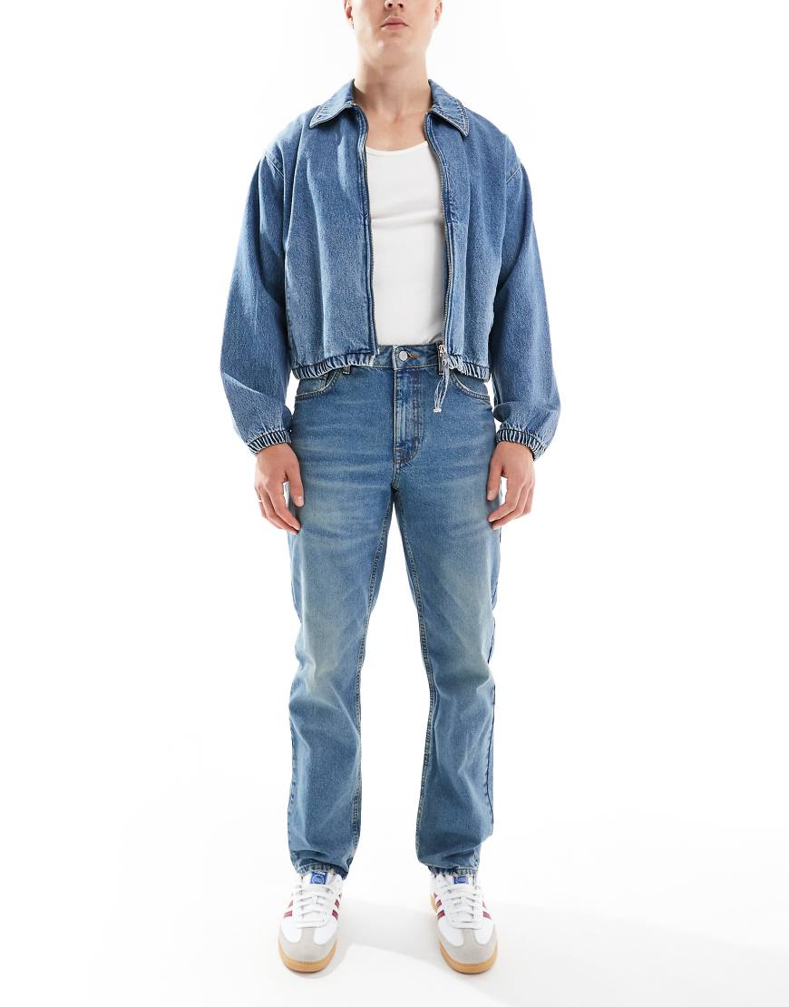 ASOS DESIGN - Schmal zulaufende Jeans in mittelblauer Waschung ASOS DESIGN - Schmal zulaufende Jeans in mittelblauer Waschung von ASOS DESIGN