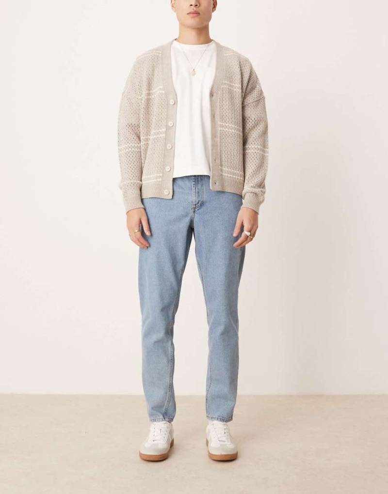ASOS DESIGN - Schmal zulaufende Jeans in mittelblauer Waschung von ASOS DESIGN