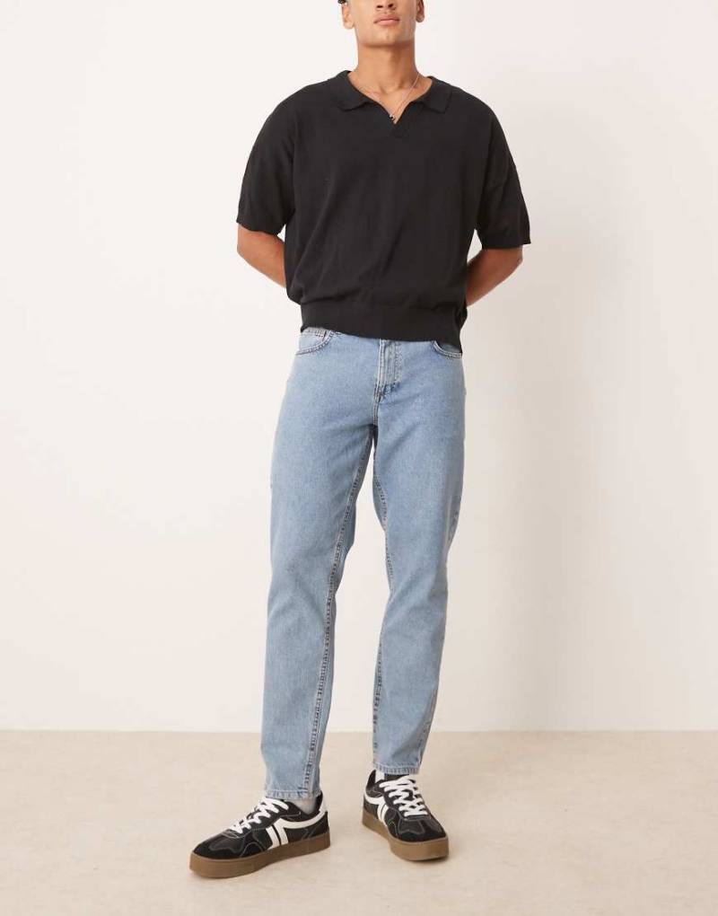 ASOS DESIGN - Schmal zulaufende Jeans in hellblauer Waschung von ASOS DESIGN